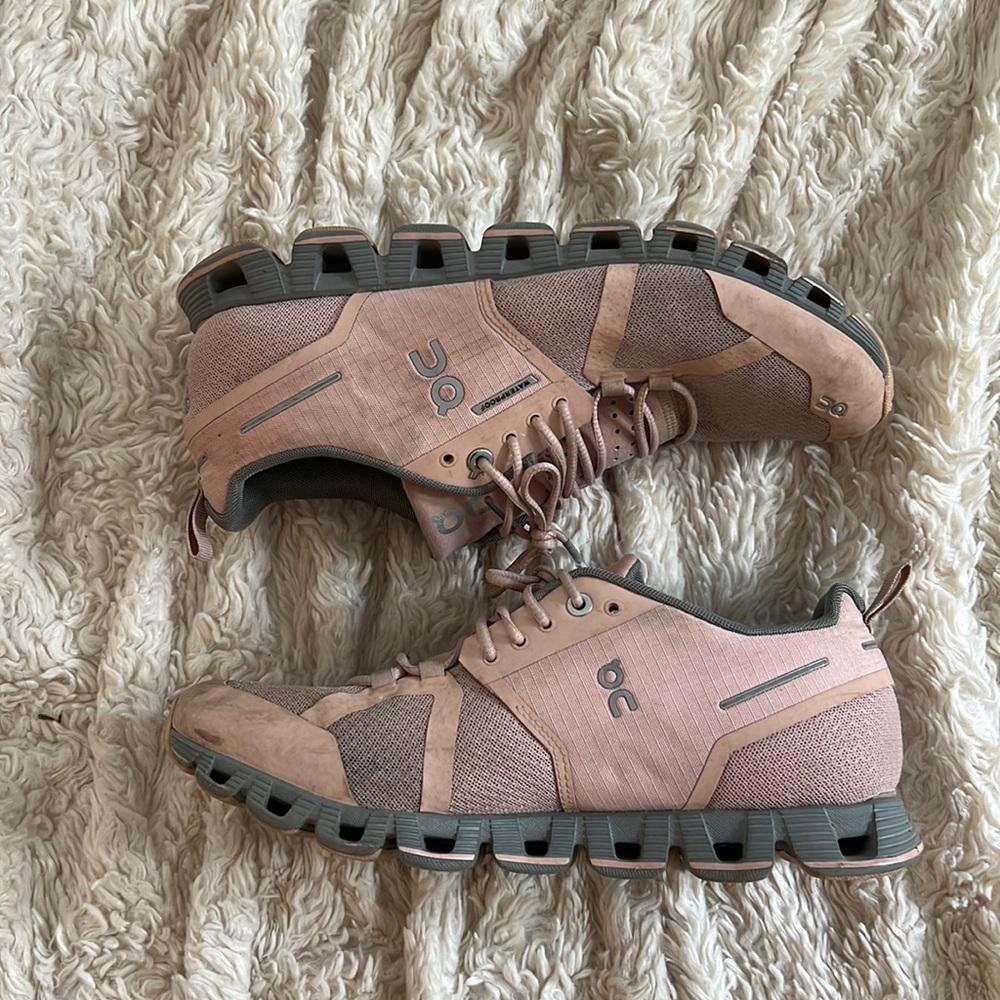 Light pink waterproof On Clouds. Women’s size 8. Some stains (pictured)